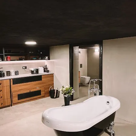 Belowzero Gallery * リマソール