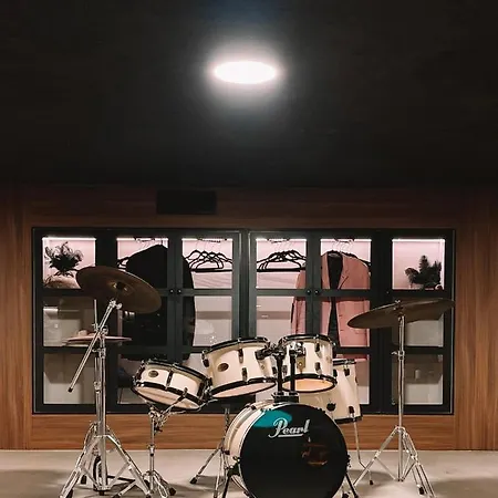 Belowzero Gallery Apartman *